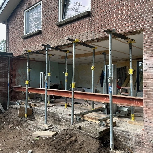 Deze woning kreeg een uitbouw en hiervoor was een staalconstructie nodig
