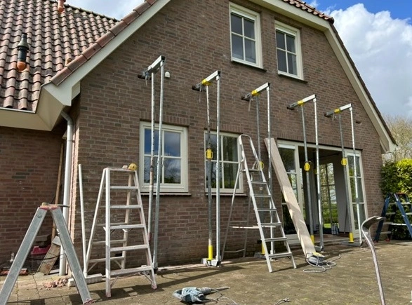 Wij verzorgen complete staalconstructies en aanbouwen voor zowel particuliere als zakelijke projecten. Van het verstevigen van bestaande bouw tot het realiseren van nieuwe aanbouwen: wij leveren maatwerk dat voldoet aan de hoogste kwaliteits- en veiligheidseisen. Onze aanpak is efficiënt, duurzaam en afgestemd op jouw specifieke wensen en de geldende bouwvoorschriften.
