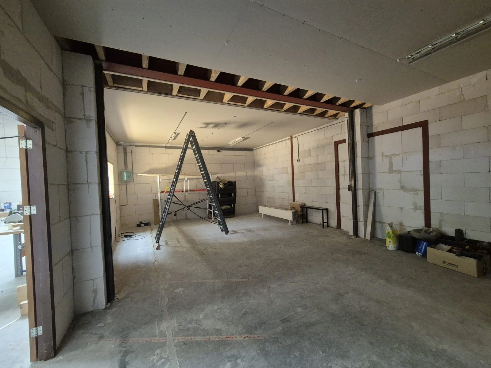 Stalen draagconstructie geplaatst in garage of werkplaats