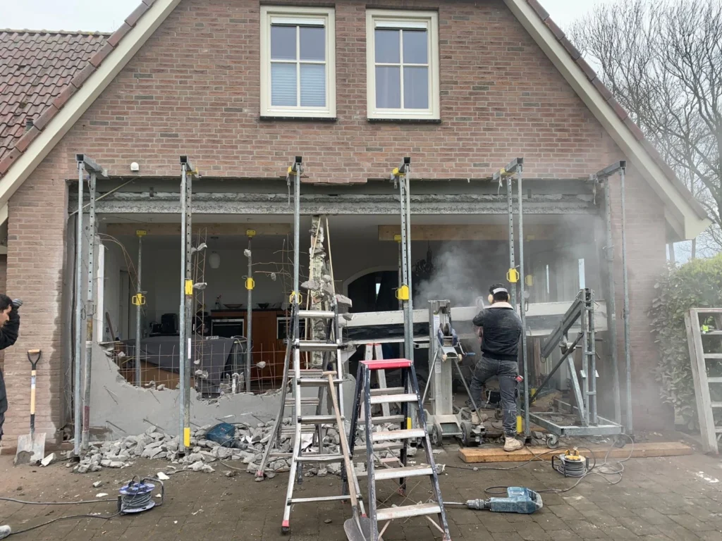 Plaatsing van stalen portaalconstructie bij uitbouw van woning