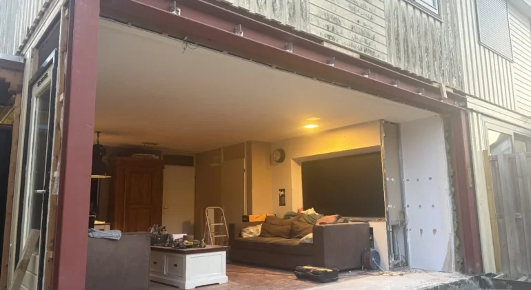 Staalconstructie geplaatst voor open gevel met stalen portaal