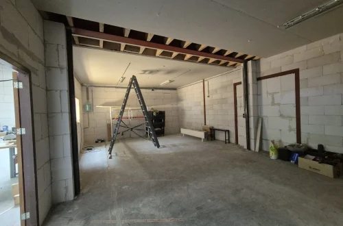 Stalen draagconstructie geplaatst in garage of werkplaats